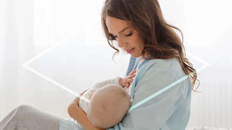 Mujer lactando a su bebé