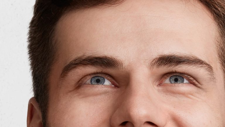 ¿Cómo funciona el minoxidil en las cejas?